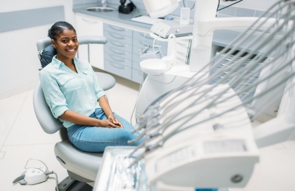 Woman visiting dentist to prevent dental emergencies