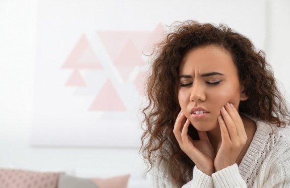 Woman in pain before wisdom tooth extractions